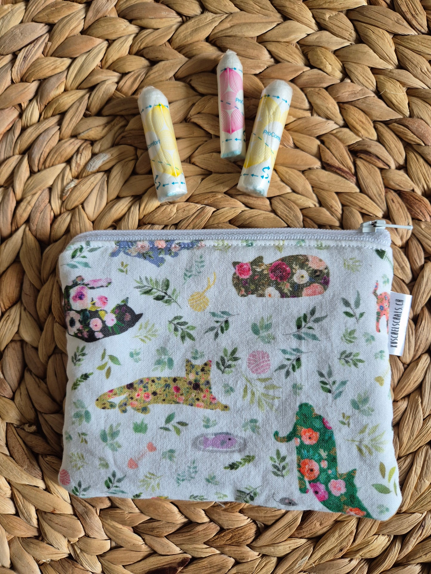 Kleines handgemachtes Stofftäschchen (12.5x15.5 cm). Vielseitig nutzbar: Kartenetui, Kosmetiktasche oder Mini-Geldbörse