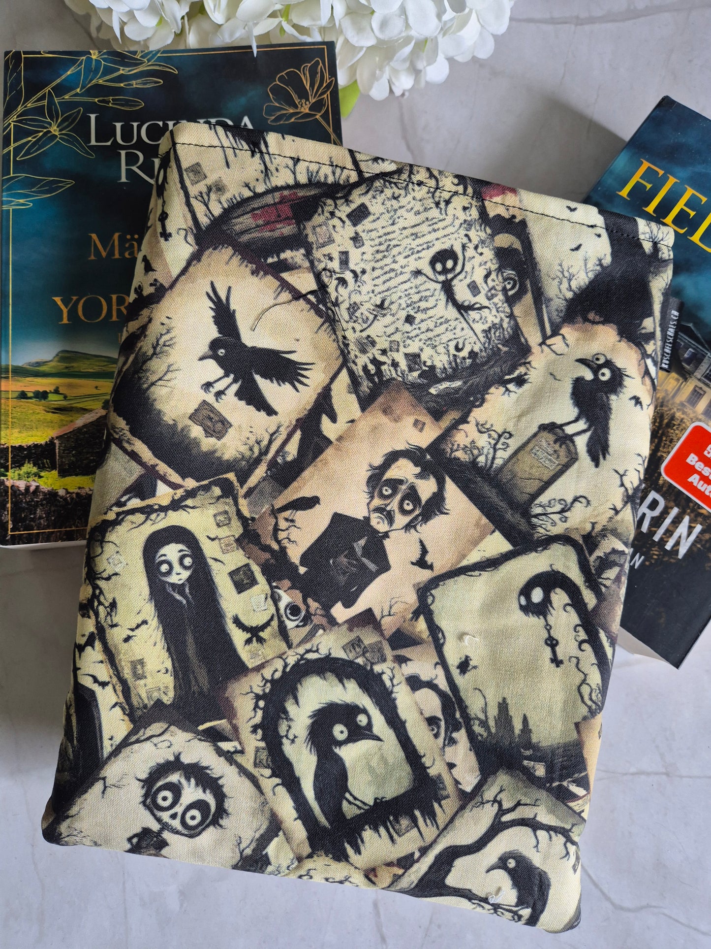 Dark Gothic cartoon Buchhülle Ereader Hülle - 3 Sizes - Handmade by me in Switzerland