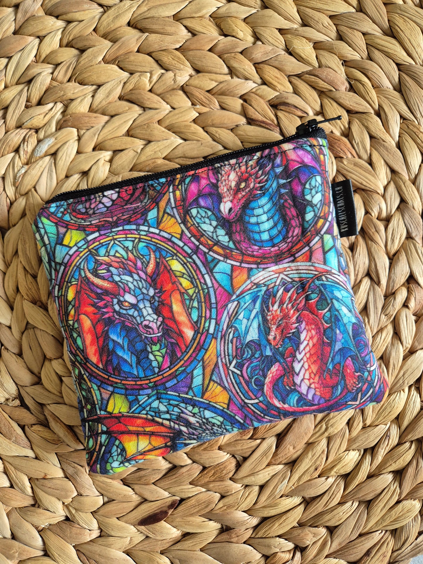 Kleines handgemachtes Stofftäschchen im Drachendesign (12.5x15.5 cm). Vielseitig nutzbar: Kartenetui, Kosmetiktasche oder Mini-Geldbörse