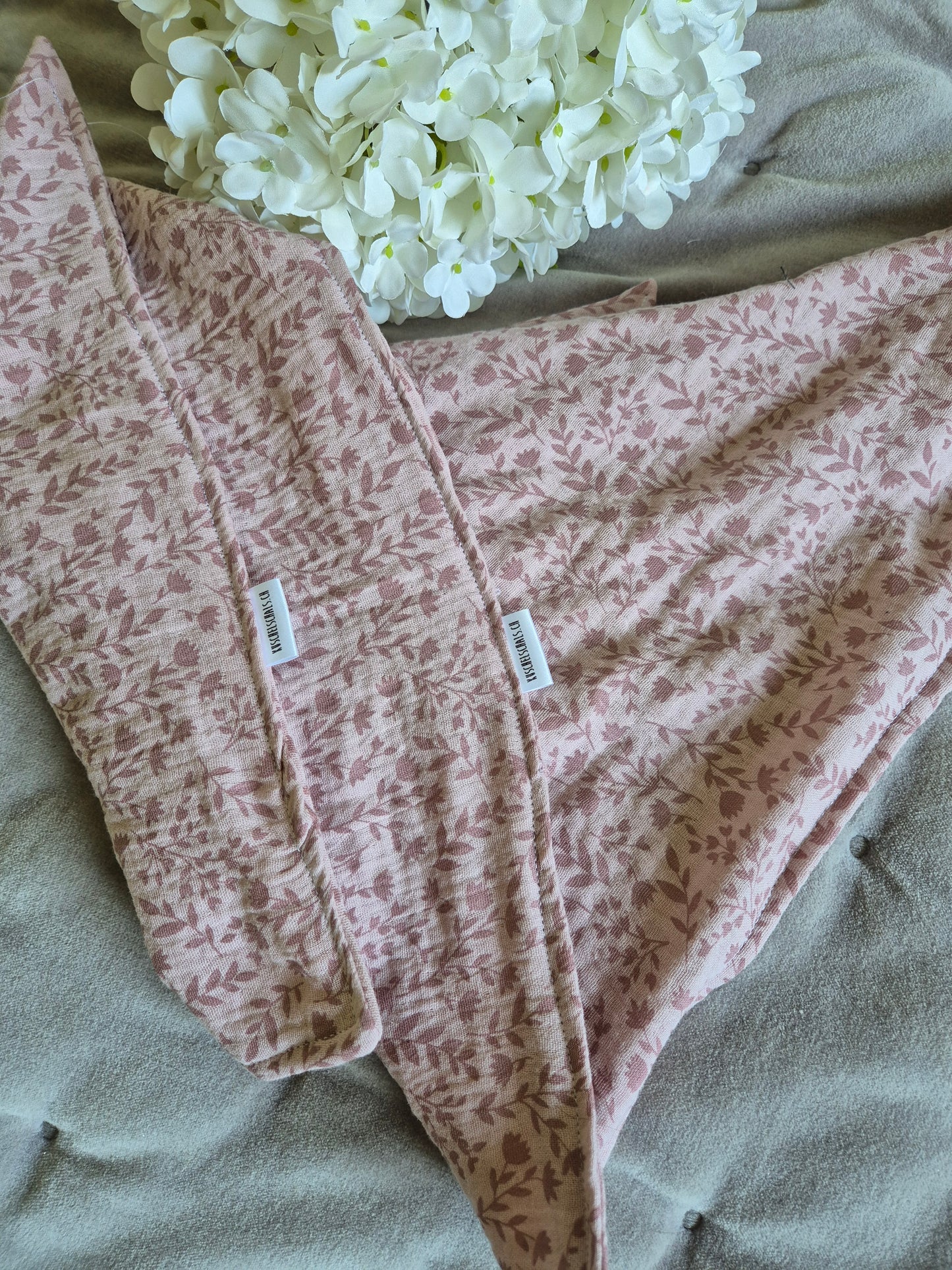 Kinderschal aus 100% Baumwollmusselin vegane Kinderkleider; Halstuch für Kinder; handmade, neutrale Farben, rosa, Blümchen