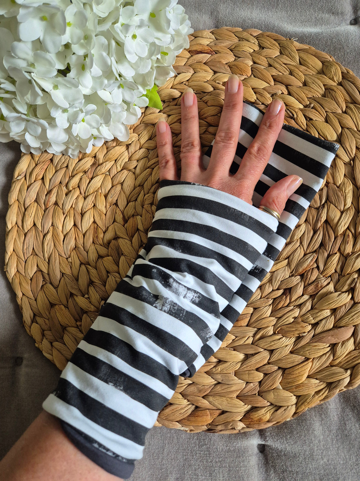 Pulswärmer Armstulpen fingerlose Handschuhe für Erwachsene aus BioBaumwolljersey Reversible Streifen Schwarz weiss anthrazit