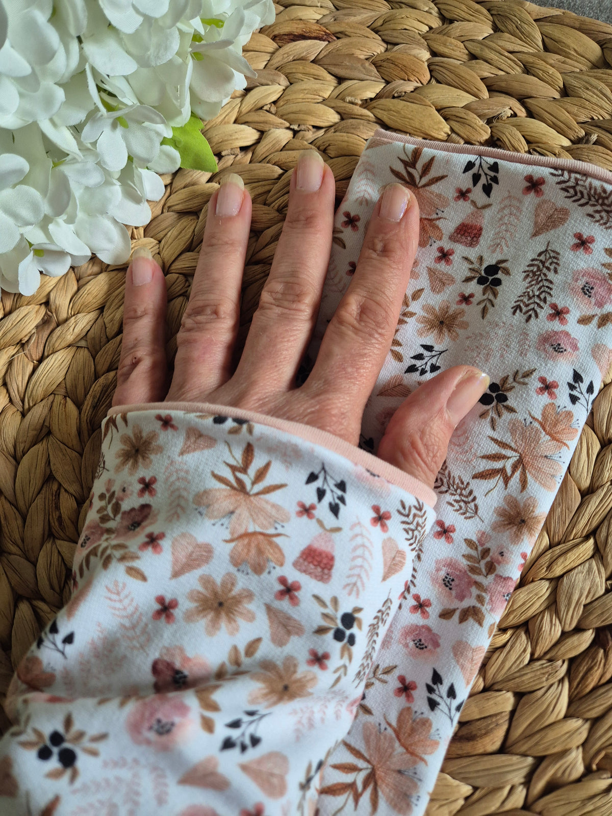 Reversible Blümchen Apricot Pulswärmer Armstulpen fingerlose Handschuhe für Erwachsene aus BioBaumwolljersey