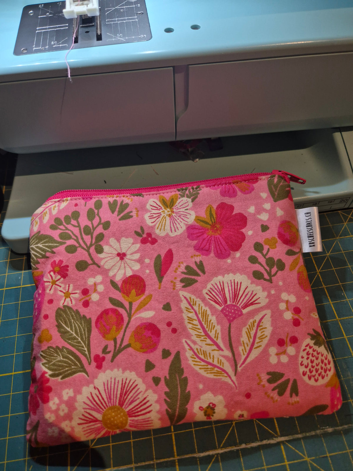 Kleines handgemachtes Stofftäschchen Blumendesigns(12.5x15.5 cm). Vielseitig nutzbar: Kartenetui, Kosmetiktasche oder Mini-Geldbörse (Kopie)