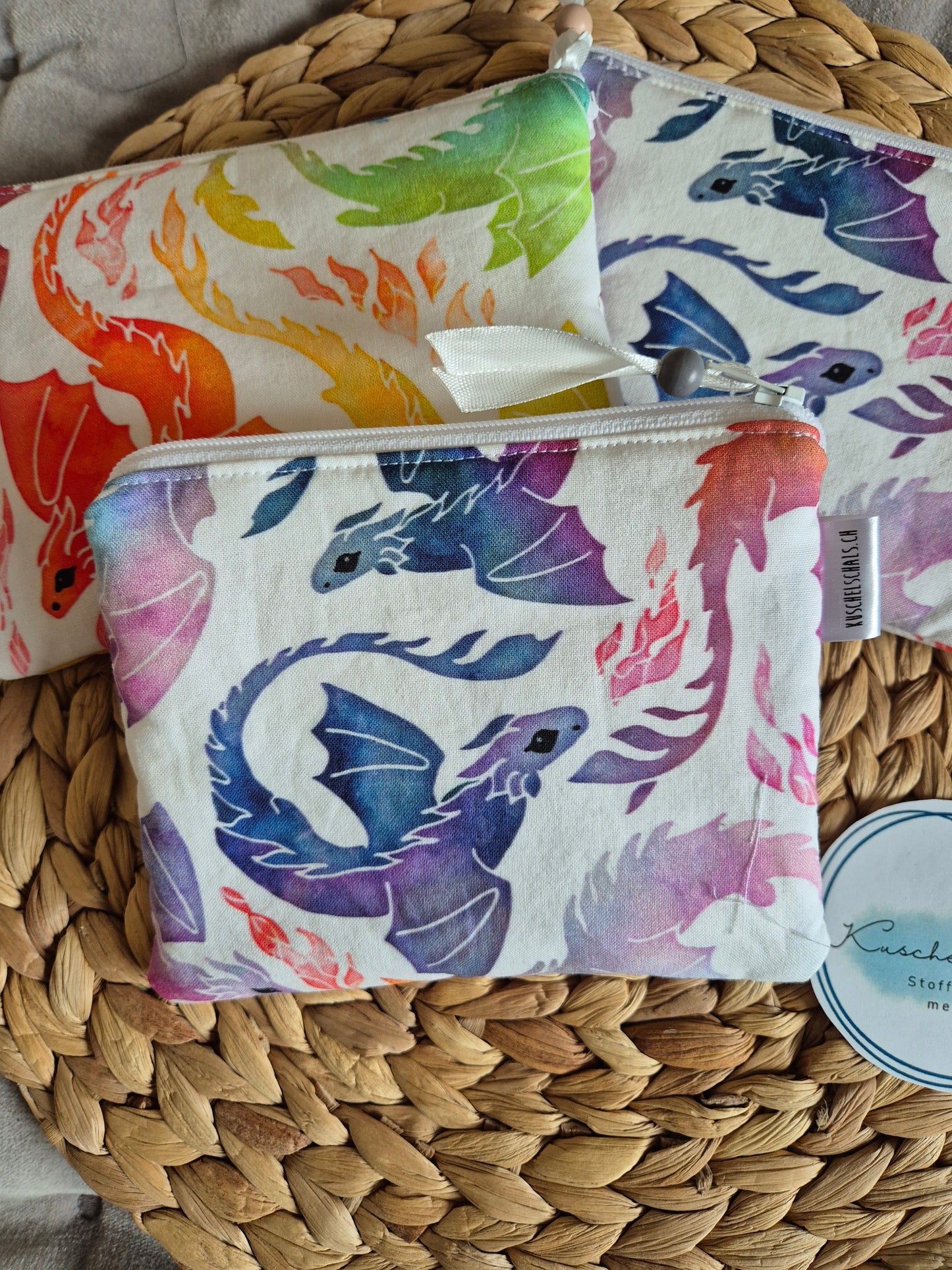 Kleines handgemachtes Stofftäschchen (12.5x15.5 cm) im Drachen Design. Vielseitig nutzbar: Kartenetui, Kosmetiktasche oder Mini-Geldbörse