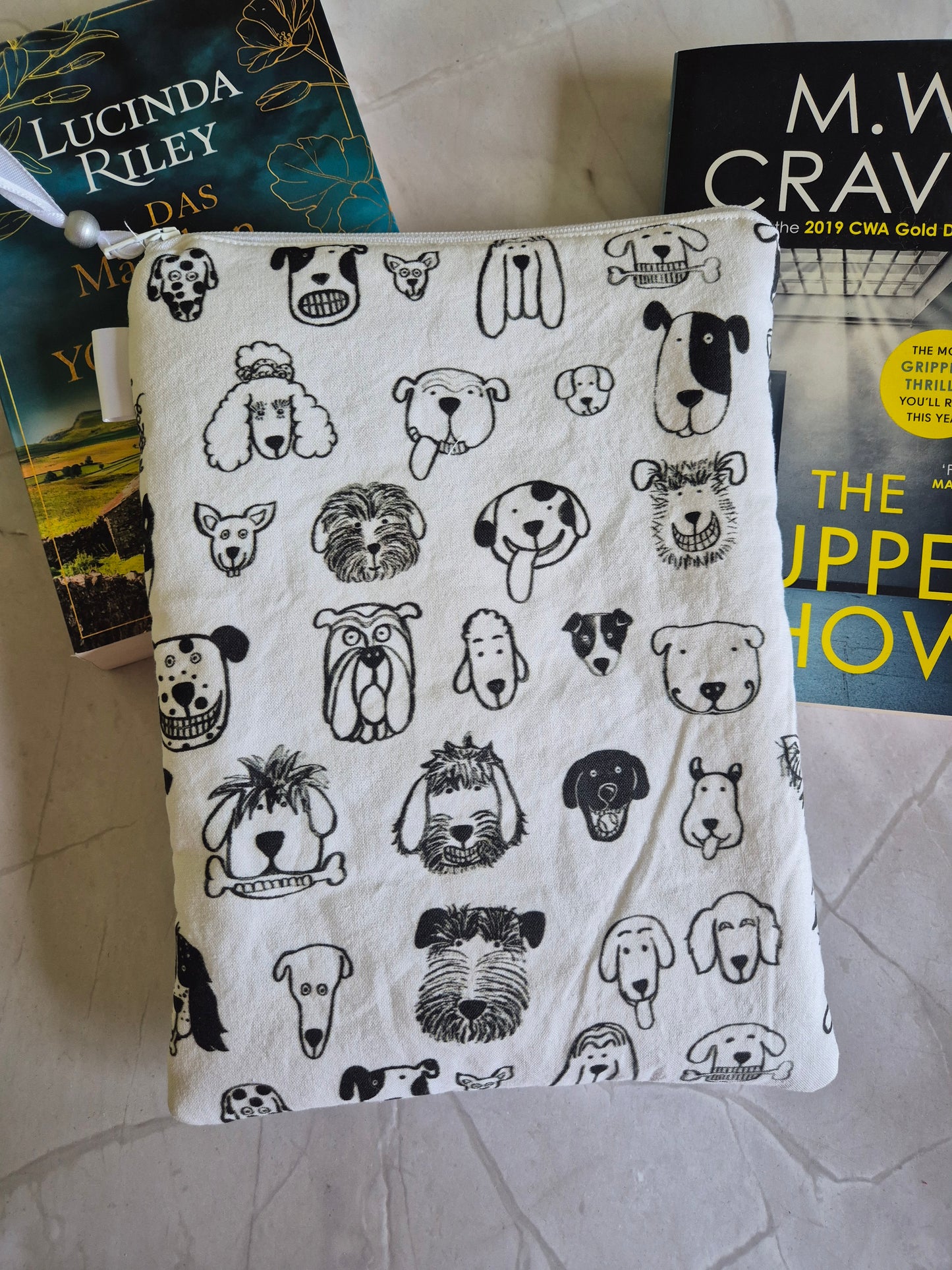 Dog Buchhülle Ereader Hülle - 3 Sizes - Handmade by me in Switzerland Cartoon Print