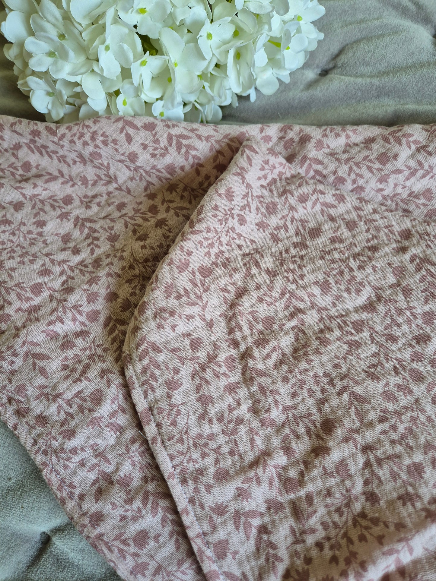 Kinderschal aus 100% Baumwollmusselin vegane Kinderkleider; Halstuch für Kinder; handmade, neutrale Farben, rosa, Blümchen