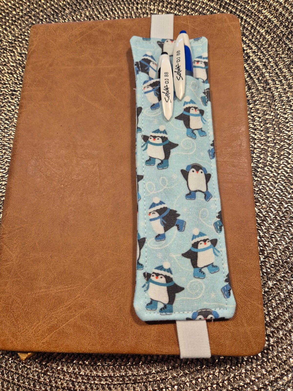 Stiftehalter Lesezeichen A5 Design, handgenäht, doppelseitig, tolles Geschenk für Lehrer, Studenten und Journaling  Pinguin Cutecore Kawaii Winter