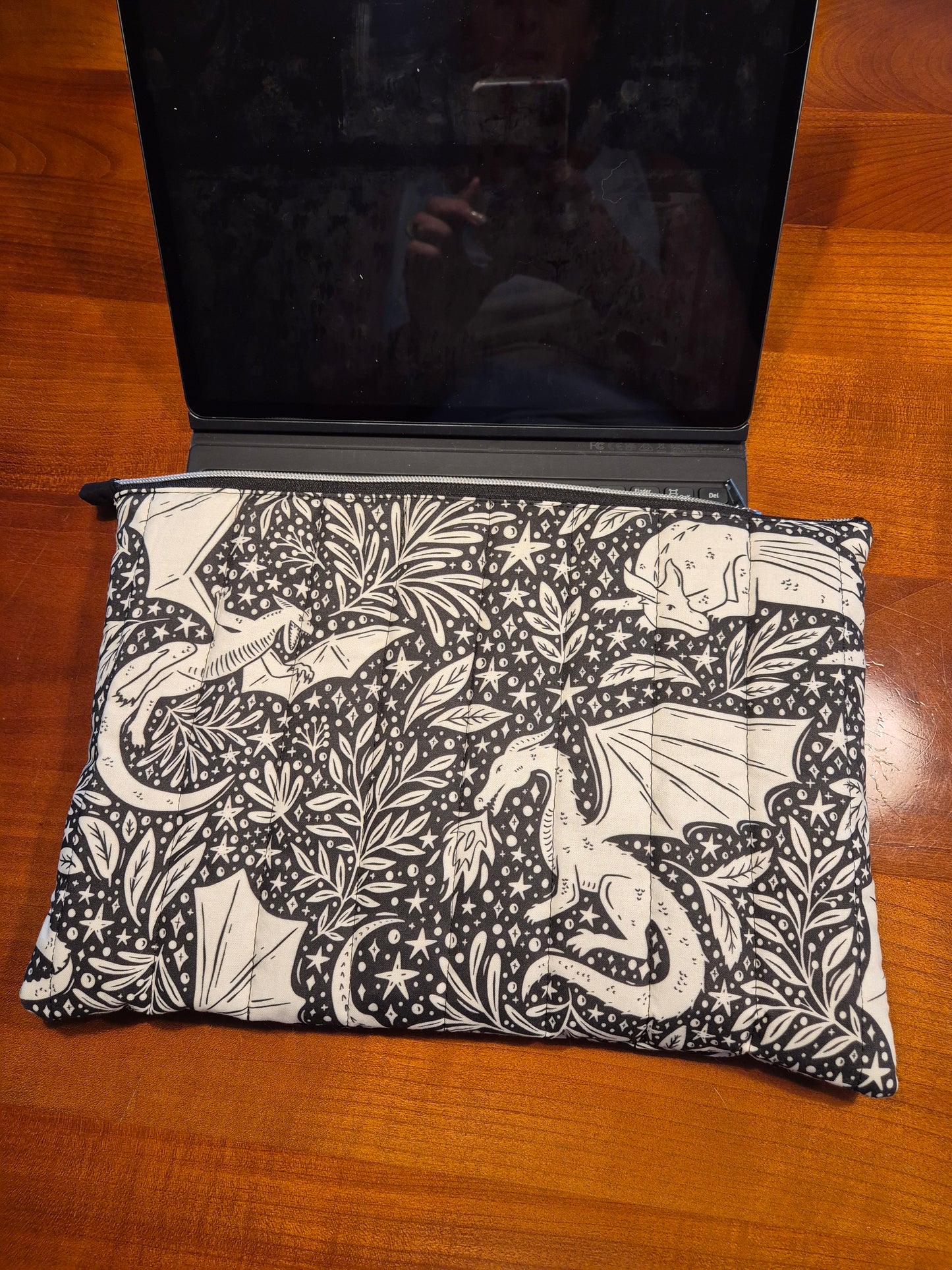 Tablet und Laptop Sleeve, gequiltet im wunderschönen Design "Drachen Liebe"