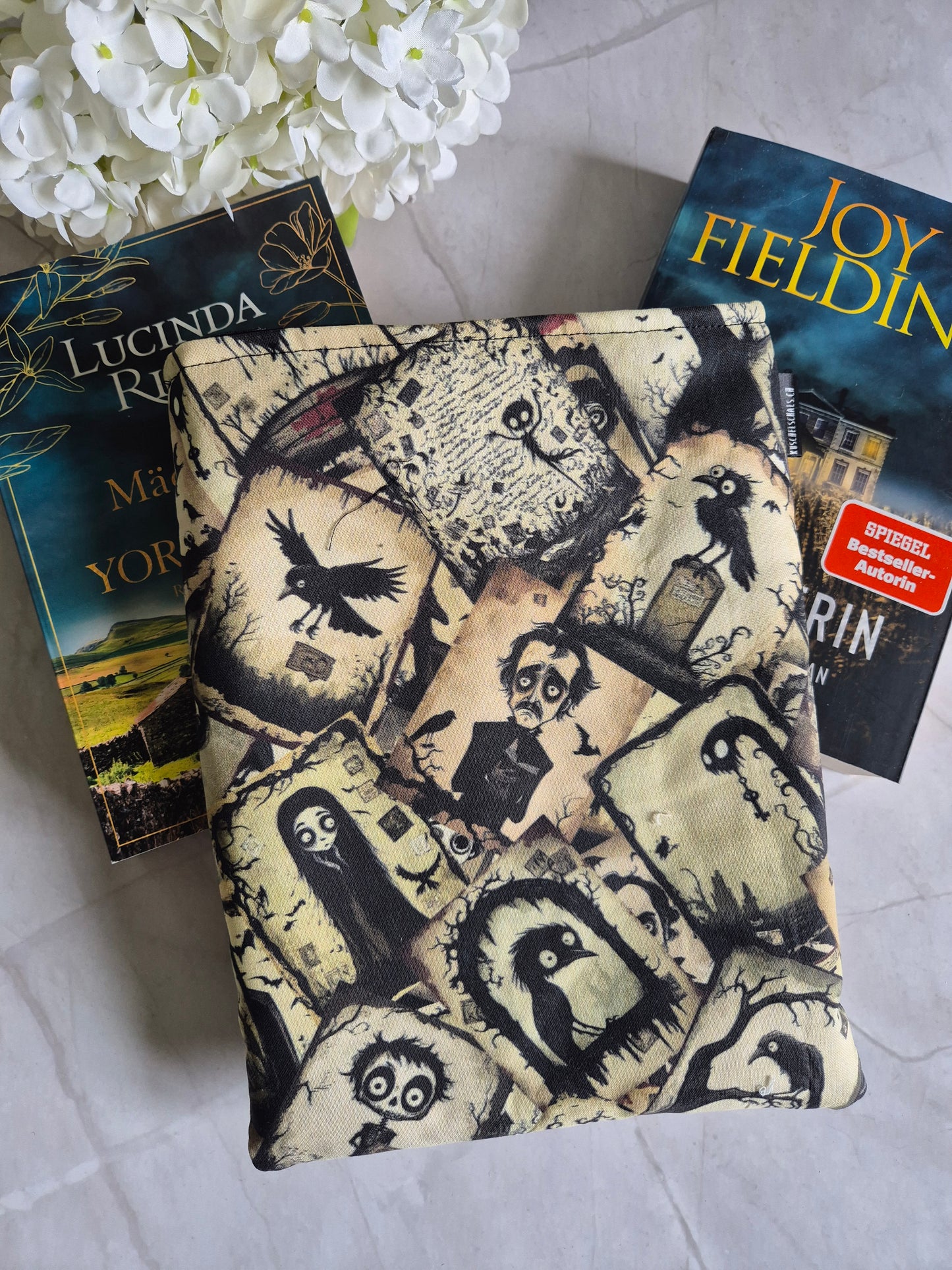 Dark Gothic cartoon Buchhülle Ereader Hülle - 3 Sizes - Handmade by me in Switzerland