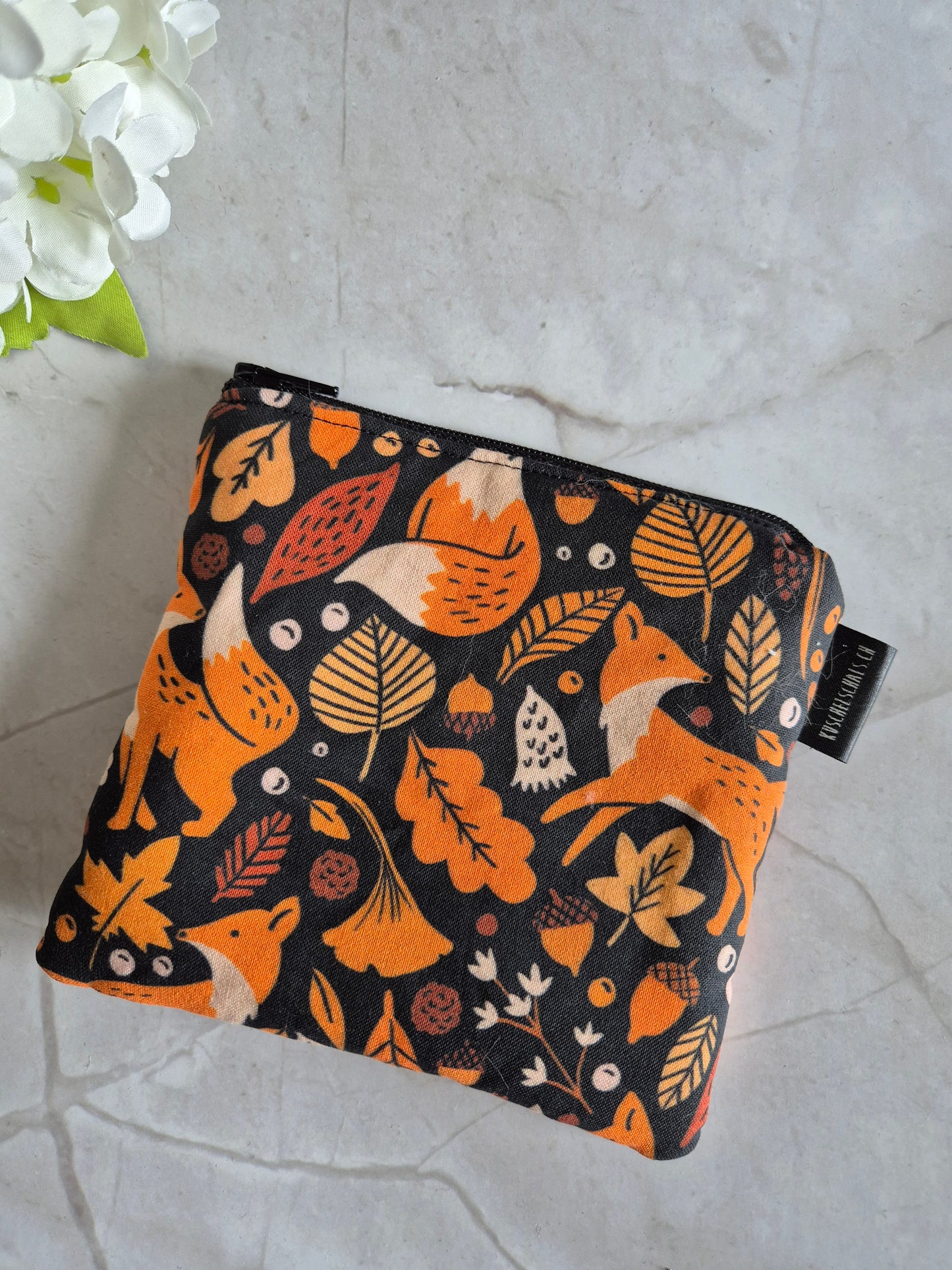 Kleines handgemachtes Stofftäschchen (12.5x15.5 cm). Vielseitig nutzbar: Kartenetui, Kosmetiktasche oder Mini-Geldbörse