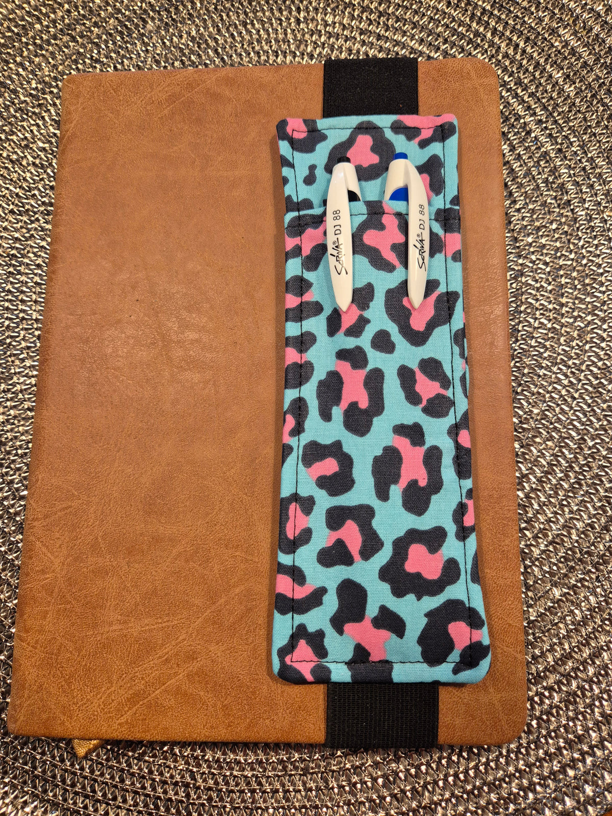 Stiftehalter Lesezeichen A5 Design, handgenäht, doppelseitig, tolles Geschenk für Lehrer, Studenten und Journaling Leo Muster Pink grau  Fans vegan (Kopie)