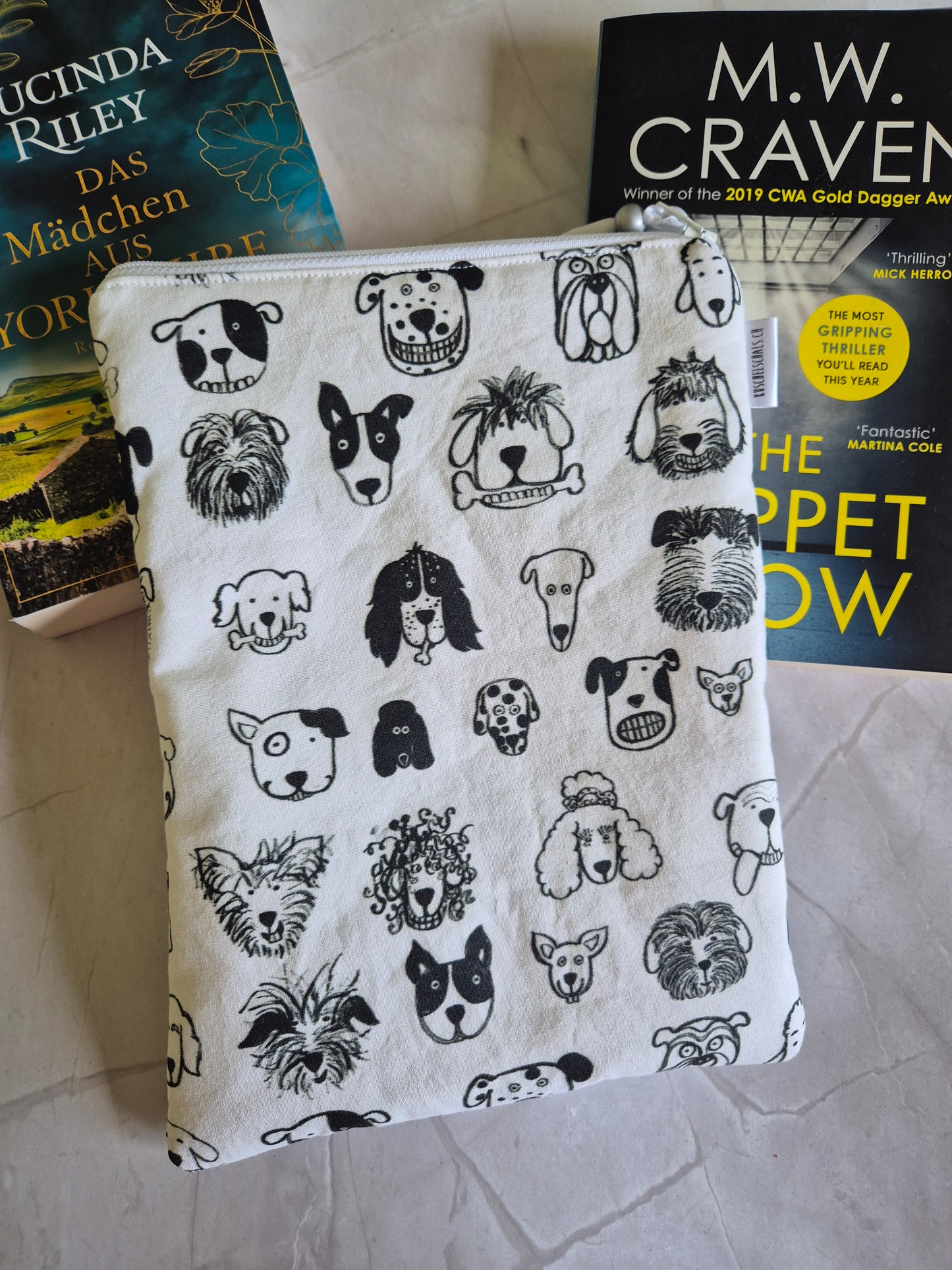 Dog Buchhülle Ereader Hülle - 3 Sizes - Handmade by me in Switzerland Cartoon Print